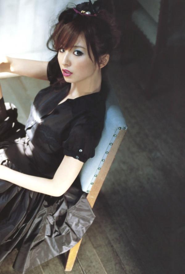    篠田麻里子 Mariko Shinoda《Pendulum》高清写真集，黑裙优雅神秘与比基尼丛林诱惑，尽显女神多面迷人风采第68张图片