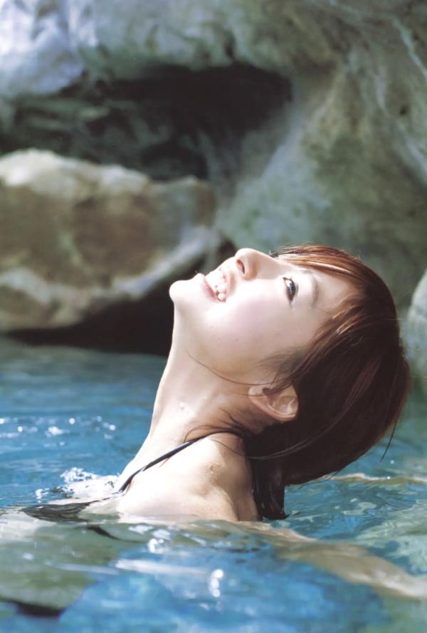    篠田麻里子 Mariko Shinoda《Pendulum》高清写真集，黑裙优雅神秘与比基尼丛林诱惑，尽显女神多面迷人风采第71张图片