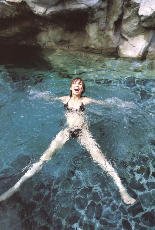    篠田麻里子 Mariko Shinoda《Pendulum》高清写真集，黑裙优雅神秘与比基尼丛林诱惑，尽显女神多面迷人风采第72张图片