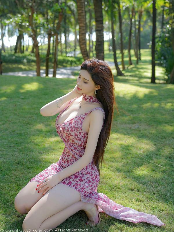 Carol周妍希X 周妍希  XiuRen秀人网-9736-Carol周妍希-户外树林与秋千红花美裙写真-丝袜诱惑-2025.01.10-无圣光大尺度第2张图片
