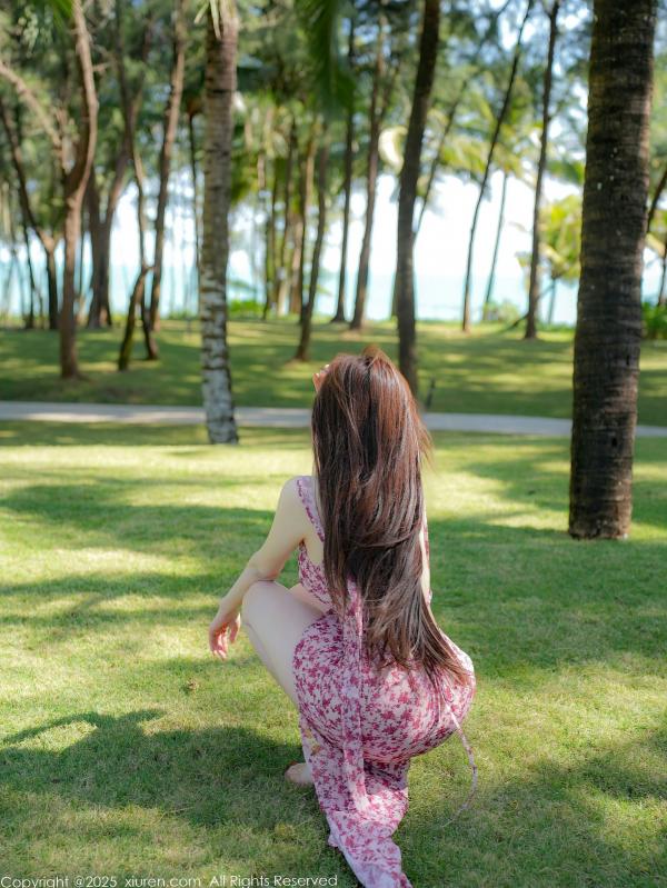Carol周妍希X 周妍希  XiuRen秀人网-9736-Carol周妍希-户外树林与秋千红花美裙写真-丝袜诱惑-2025.01.10-无圣光大尺度第12张图片