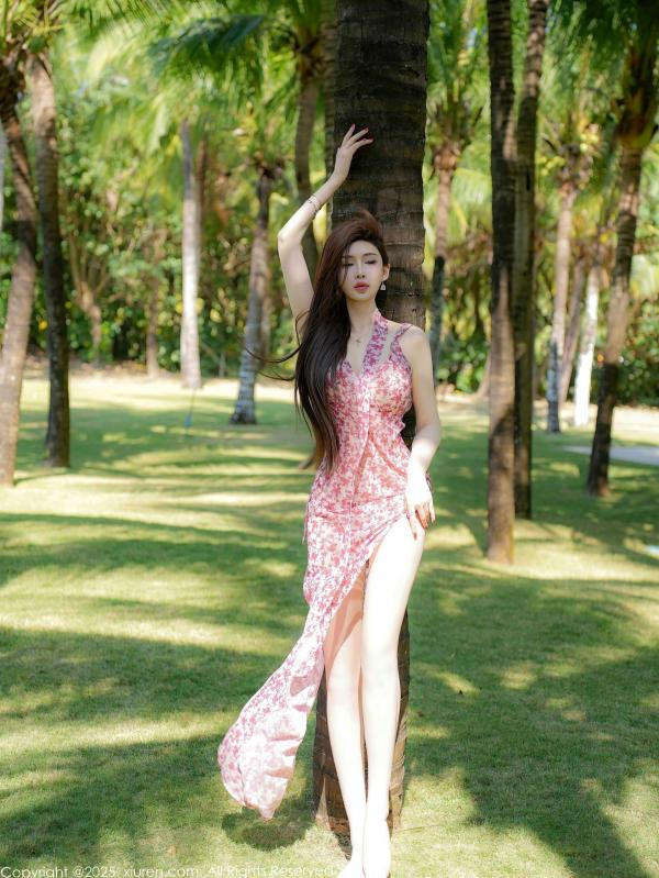 Carol周妍希X 周妍希  XiuRen秀人网-9736-Carol周妍希-户外树林与秋千红花美裙写真-丝袜诱惑-2025.01.10-无圣光大尺度第18张图片