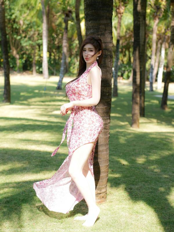 Carol周妍希X 周妍希  XiuRen秀人网-9736-Carol周妍希-户外树林与秋千红花美裙写真-丝袜诱惑-2025.01.10-无圣光大尺度第19张图片