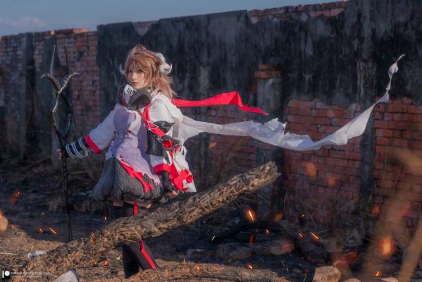    Fantasy Factory《明日方舟》艾雅法拉Cosplay高清图集，小丁Ding完美演绎游戏灵动角色，户外实景战场还原第1张图片