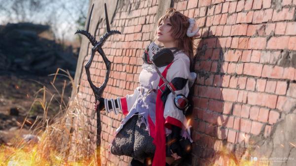    Fantasy Factory《明日方舟》艾雅法拉Cosplay高清图集，小丁Ding完美演绎游戏灵动角色，户外实景战场还原第2张图片