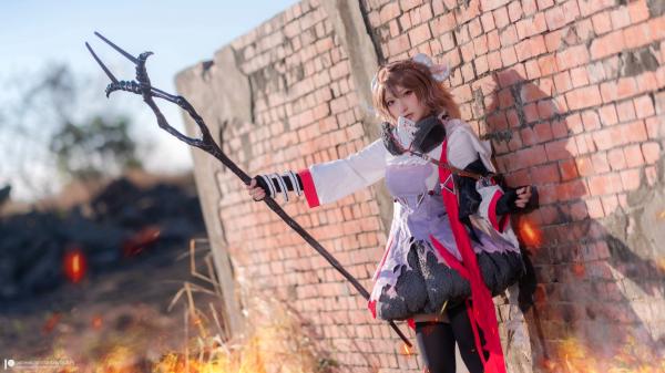    Fantasy Factory《明日方舟》艾雅法拉Cosplay高清图集，小丁Ding完美演绎游戏灵动角色，户外实景战场还原第3张图片