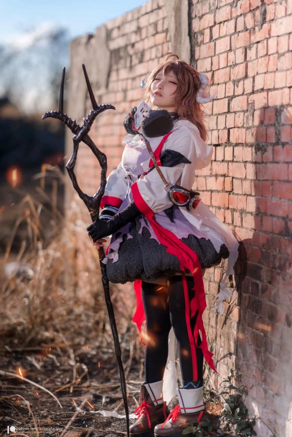    Fantasy Factory《明日方舟》艾雅法拉Cosplay高清图集，小丁Ding完美演绎游戏灵动角色，户外实景战场还原第4张图片