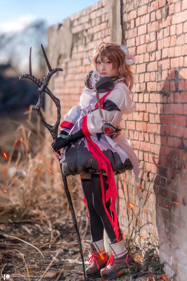    Fantasy Factory《明日方舟》艾雅法拉Cosplay高清图集，小丁Ding完美演绎游戏灵动角色，户外实景战场还原第5张图片