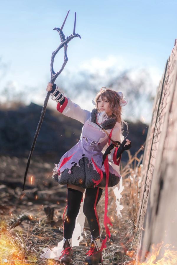    Fantasy Factory《明日方舟》艾雅法拉Cosplay高清图集，小丁Ding完美演绎游戏灵动角色，户外实景战场还原第6张图片