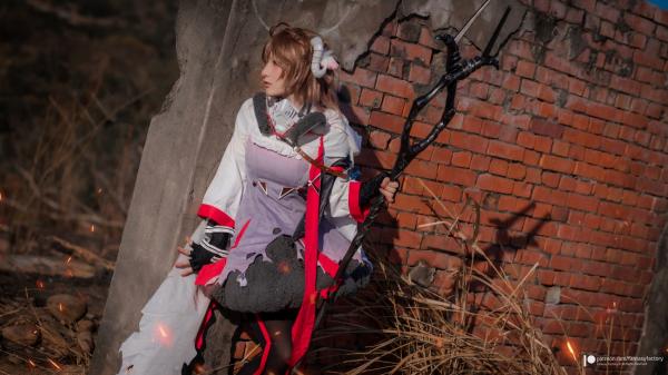    Fantasy Factory《明日方舟》艾雅法拉Cosplay高清图集，小丁Ding完美演绎游戏灵动角色，户外实景战场还原第7张图片