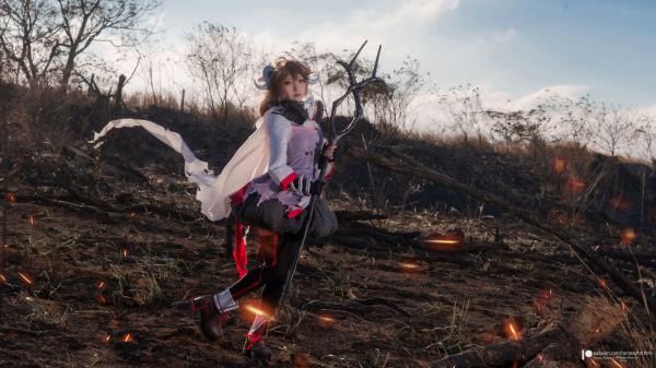    Fantasy Factory《明日方舟》艾雅法拉Cosplay高清图集，小丁Ding完美演绎游戏灵动角色，户外实景战场还原第8张图片