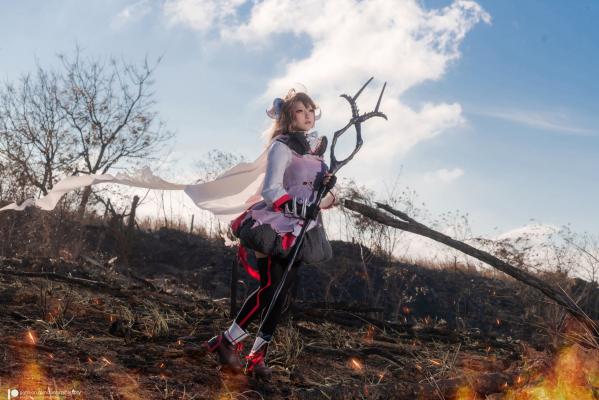    Fantasy Factory《明日方舟》艾雅法拉Cosplay高清图集，小丁Ding完美演绎游戏灵动角色，户外实景战场还原第9张图片