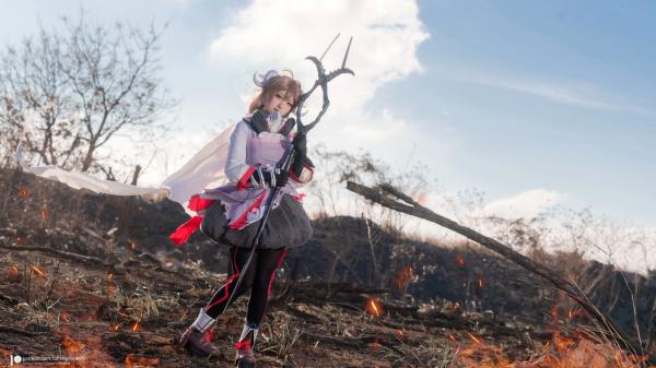    Fantasy Factory《明日方舟》艾雅法拉Cosplay高清图集，小丁Ding完美演绎游戏灵动角色，户外实景战场还原第10张图片