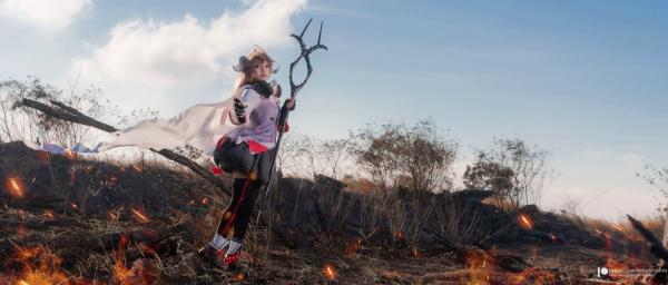    Fantasy Factory《明日方舟》艾雅法拉Cosplay高清图集，小丁Ding完美演绎游戏灵动角色，户外实景战场还原第11张图片