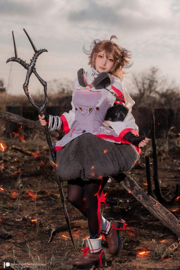    Fantasy Factory《明日方舟》艾雅法拉Cosplay高清图集，小丁Ding完美演绎游戏灵动角色，户外实景战场还原第13张图片