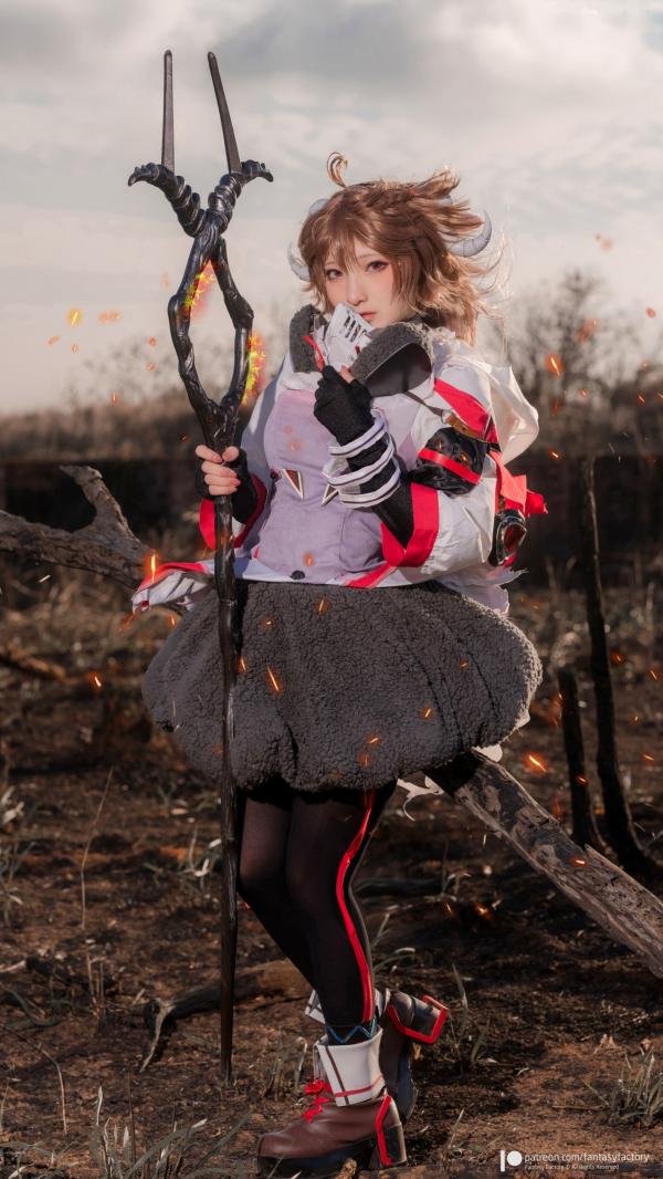    Fantasy Factory《明日方舟》艾雅法拉Cosplay高清图集，小丁Ding完美演绎游戏灵动角色，户外实景战场还原第14张图片