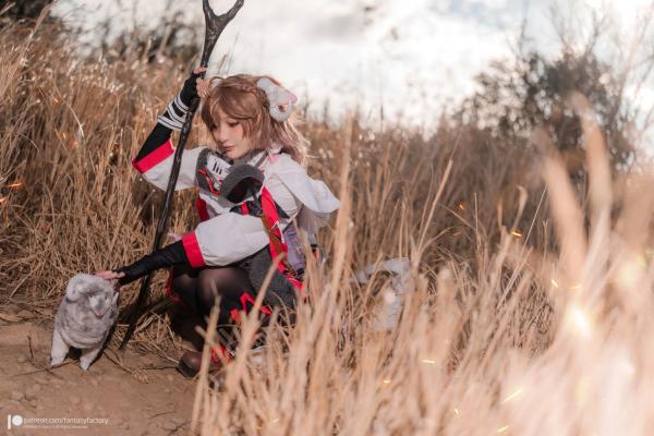   Fantasy Factory《明日方舟》艾雅法拉Cosplay高清图集，小丁Ding完美演绎游戏灵动角色，户外实景战场还原第15张图片