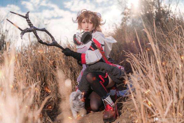    Fantasy Factory《明日方舟》艾雅法拉Cosplay高清图集，小丁Ding完美演绎游戏灵动角色，户外实景战场还原第16张图片