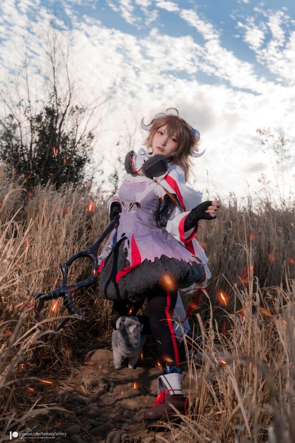    Fantasy Factory《明日方舟》艾雅法拉Cosplay高清图集，小丁Ding完美演绎游戏灵动角色，户外实景战场还原第18张图片