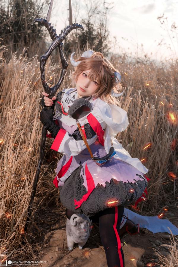    Fantasy Factory《明日方舟》艾雅法拉Cosplay高清图集，小丁Ding完美演绎游戏灵动角色，户外实景战场还原第19张图片