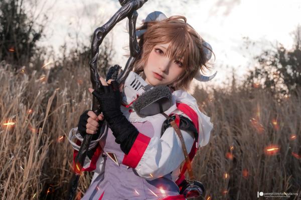    Fantasy Factory《明日方舟》艾雅法拉Cosplay高清图集，小丁Ding完美演绎游戏灵动角色，户外实景战场还原第20张图片