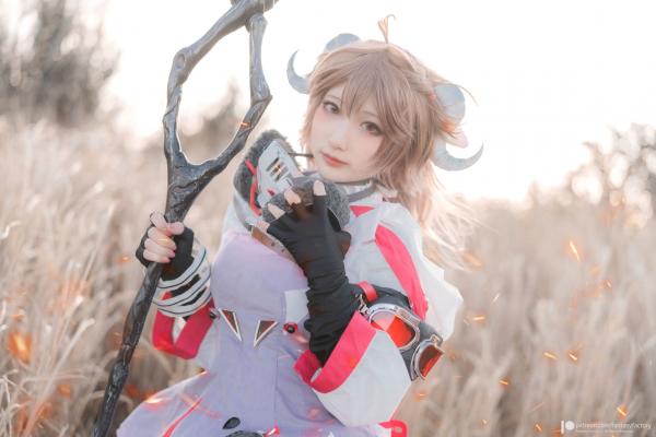    Fantasy Factory《明日方舟》艾雅法拉Cosplay高清图集，小丁Ding完美演绎游戏灵动角色，户外实景战场还原第21张图片