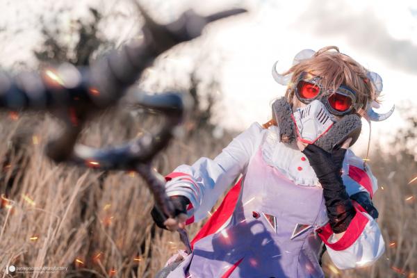    Fantasy Factory《明日方舟》艾雅法拉Cosplay高清图集，小丁Ding完美演绎游戏灵动角色，户外实景战场还原第22张图片