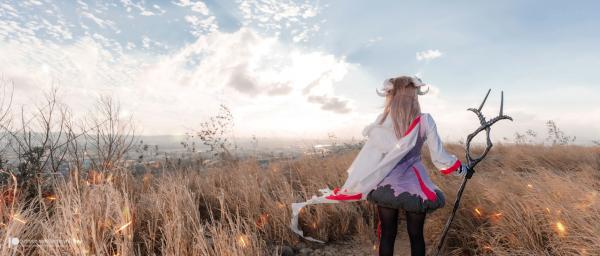    Fantasy Factory《明日方舟》艾雅法拉Cosplay高清图集，小丁Ding完美演绎游戏灵动角色，户外实景战场还原第23张图片