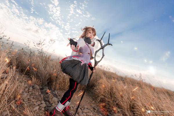    Fantasy Factory《明日方舟》艾雅法拉Cosplay高清图集，小丁Ding完美演绎游戏灵动角色，户外实景战场还原第24张图片