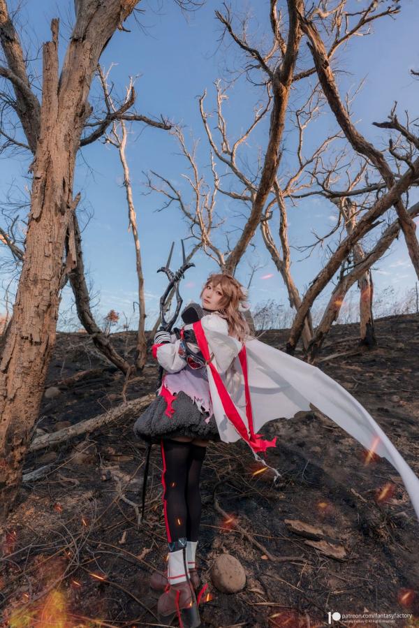    Fantasy Factory《明日方舟》艾雅法拉Cosplay高清图集，小丁Ding完美演绎游戏灵动角色，户外实景战场还原第26张图片