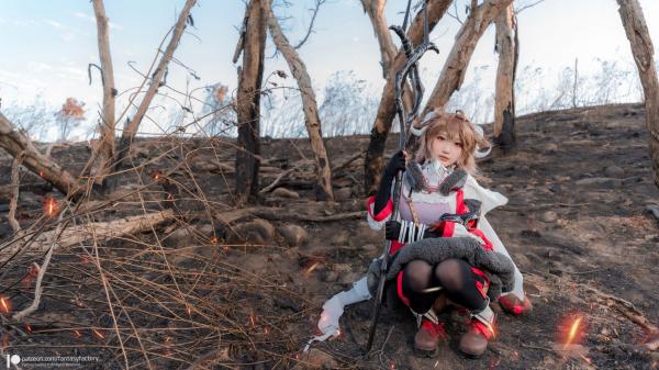    Fantasy Factory《明日方舟》艾雅法拉Cosplay高清图集，小丁Ding完美演绎游戏灵动角色，户外实景战场还原第27张图片