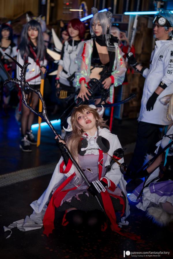    Fantasy Factory《明日方舟》艾雅法拉Cosplay高清图集，小丁Ding完美演绎游戏灵动角色，户外实景战场还原第28张图片