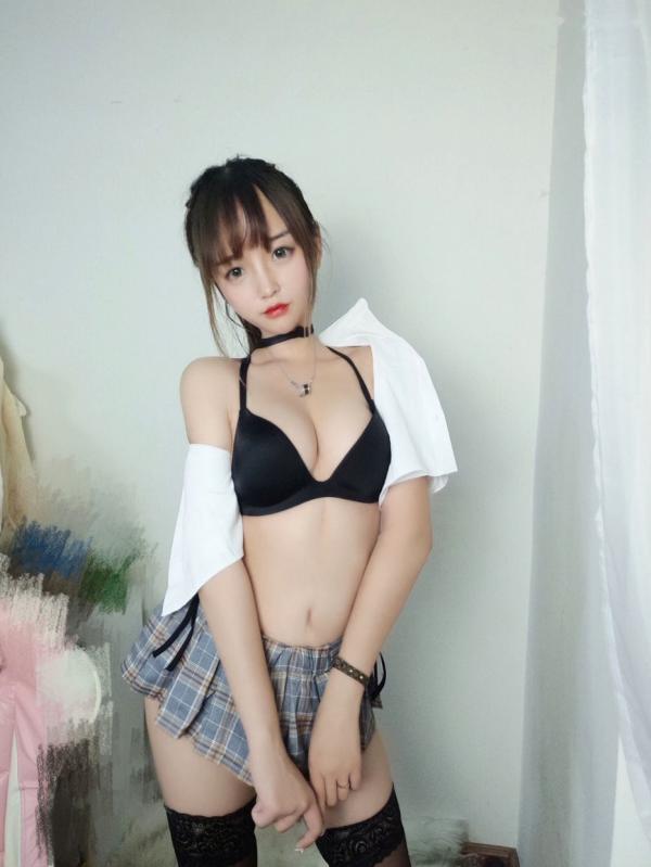 过期米线线喵   过期米线线喵可爱校服制服写真，黑色蕾丝丝袜搭配，尽显青春与性感的双重魅力第12张图片