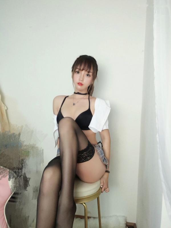 过期米线线喵   过期米线线喵可爱校服制服写真，黑色蕾丝丝袜搭配，尽显青春与性感的双重魅力第14张图片