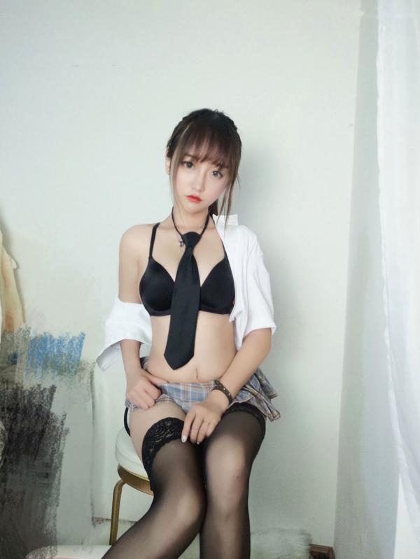 过期米线线喵   过期米线线喵可爱校服制服写真，黑色蕾丝丝袜搭配，尽显青春与性感的双重魅力第16张图片