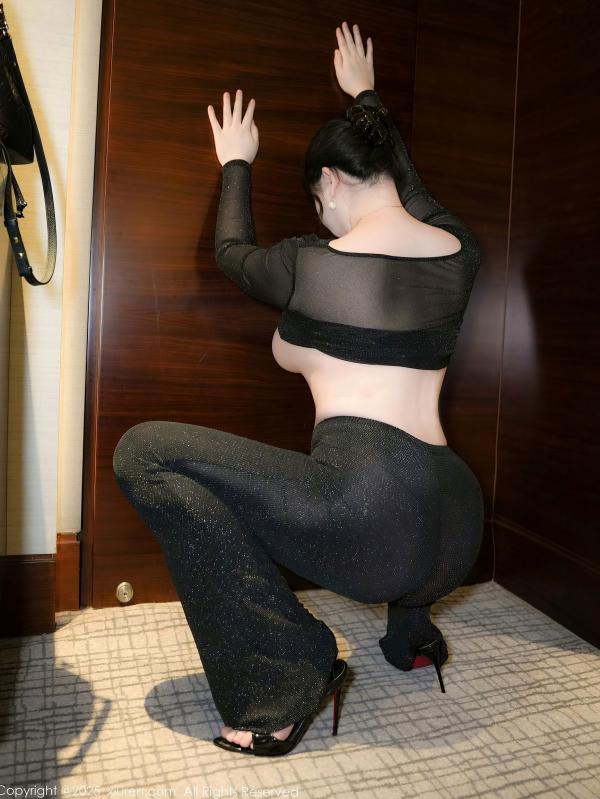    XiuRen秀人网-9725-风景尤美-熟女黑衣爆乳诱惑-室内深夜私房写真-大尺度绝美身材-2025.01.08第22张图片