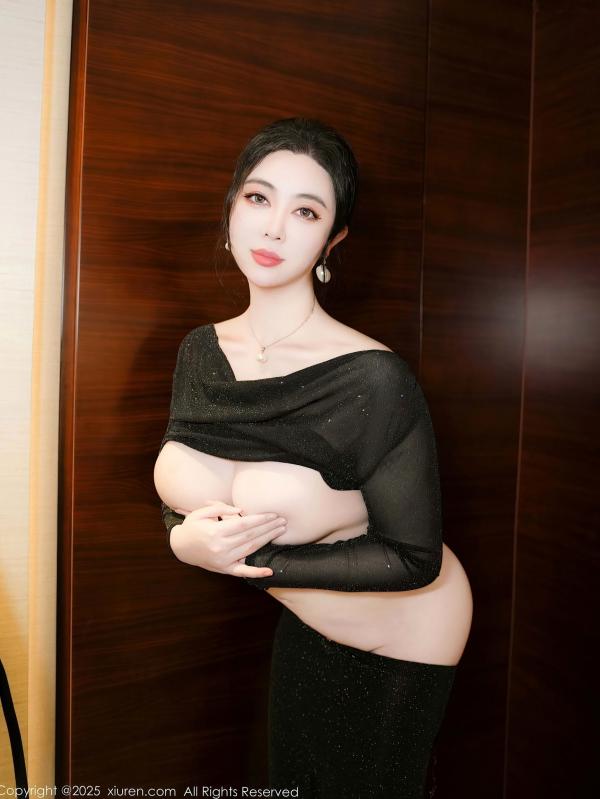   XiuRen秀人网-9725-风景尤美-熟女黑衣爆乳诱惑-室内深夜私房写真-大尺度绝美身材-2025.01.08第33张图片