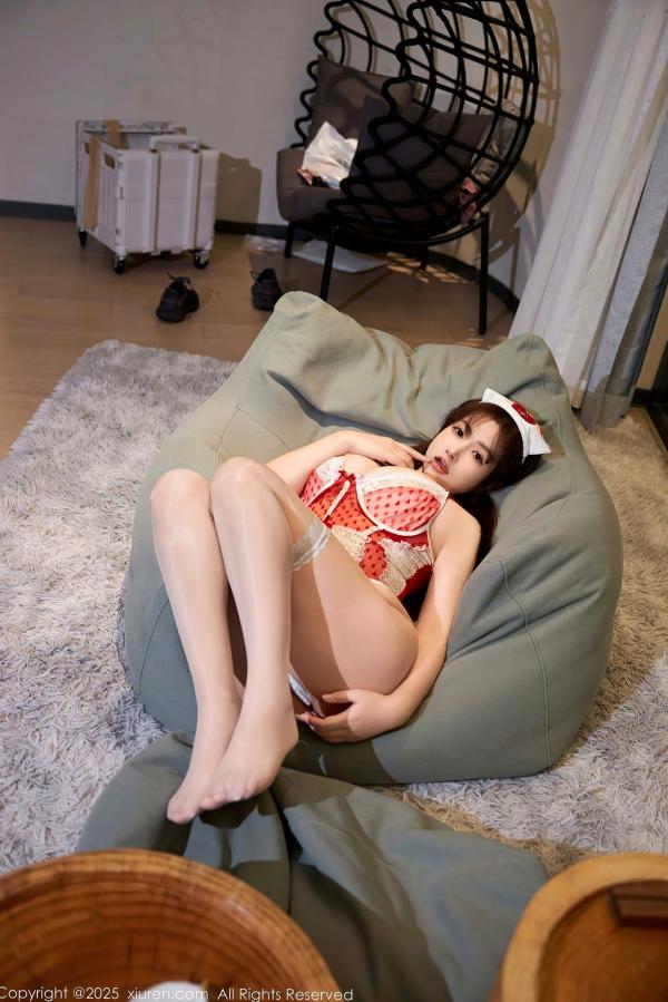 养乐多DoDo 徐嘉乐  XiuRen秀人网-9719-养乐多Doll-情趣护士装制服诱惑-私房写真-极致美腿丝袜-2025.01.07第28张图片