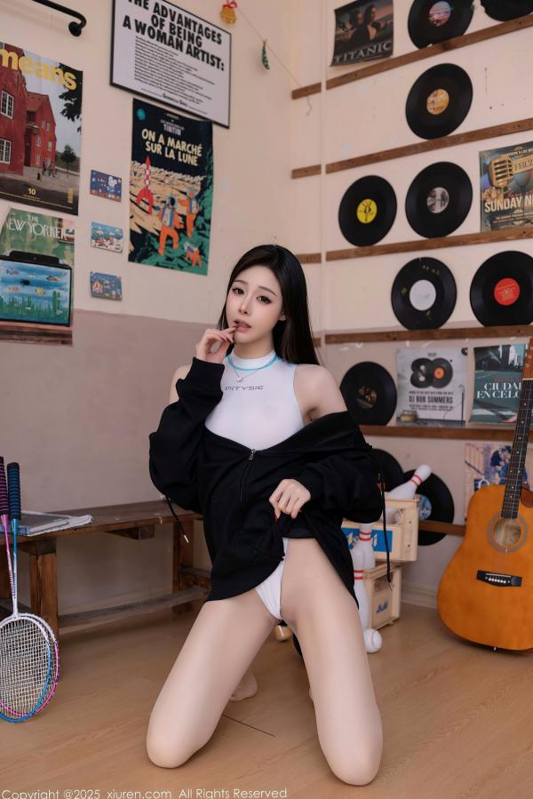   XiuRen秀人网-9707-小逗逗-室内运动休闲风白色连体衣大片-修长美腿写真-2025.01.03第7张图片