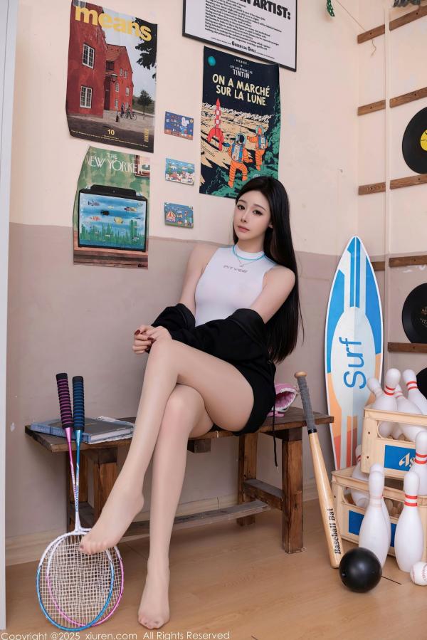    XiuRen秀人网-9707-小逗逗-室内运动休闲风白色连体衣大片-修长美腿写真-2025.01.03第10张图片