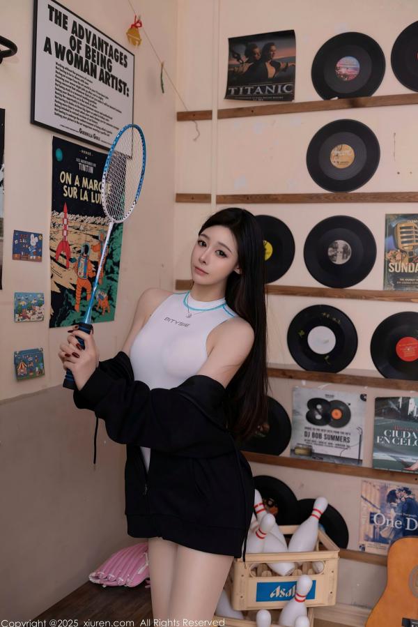    XiuRen秀人网-9707-小逗逗-室内运动休闲风白色连体衣大片-修长美腿写真-2025.01.03第11张图片