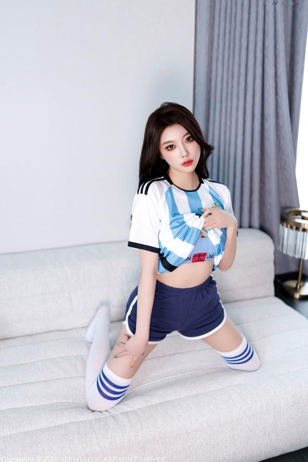    秀人网杨晨晨Yome精品写真：活力足球宝贝阿根廷球衣诱惑，时尚运动风，极致美腿与性感身材，无圣光大尺度唯美呈现第14张图片