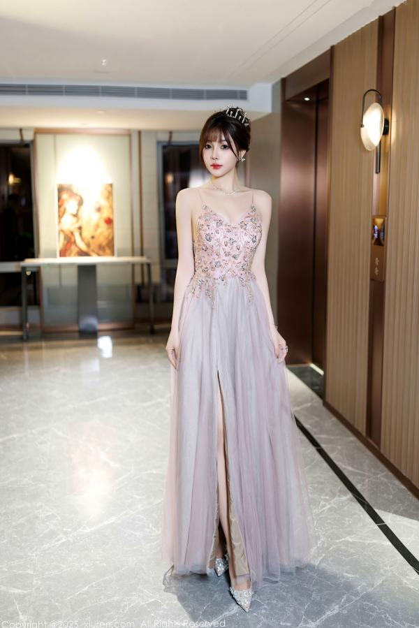    秀人网9699-徐莉芝：绝美礼服与纯白内衣的极致交织，气质长腿与诱惑私房，氛围感写真精选 (2025.01.02)第1张图片