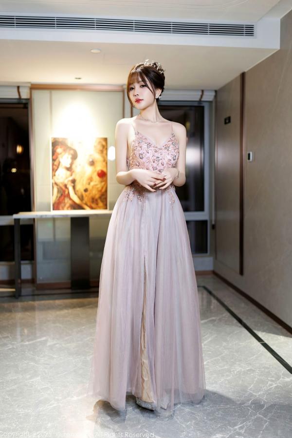    秀人网9699-徐莉芝：绝美礼服与纯白内衣的极致交织，气质长腿与诱惑私房，氛围感写真精选 (2025.01.02)第2张图片
