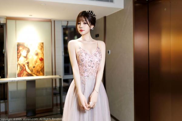    秀人网9699-徐莉芝：绝美礼服与纯白内衣的极致交织，气质长腿与诱惑私房，氛围感写真精选 (2025.01.02)第3张图片