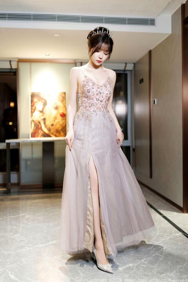    秀人网9699-徐莉芝：绝美礼服与纯白内衣的极致交织，气质长腿与诱惑私房，氛围感写真精选 (2025.01.02)第4张图片