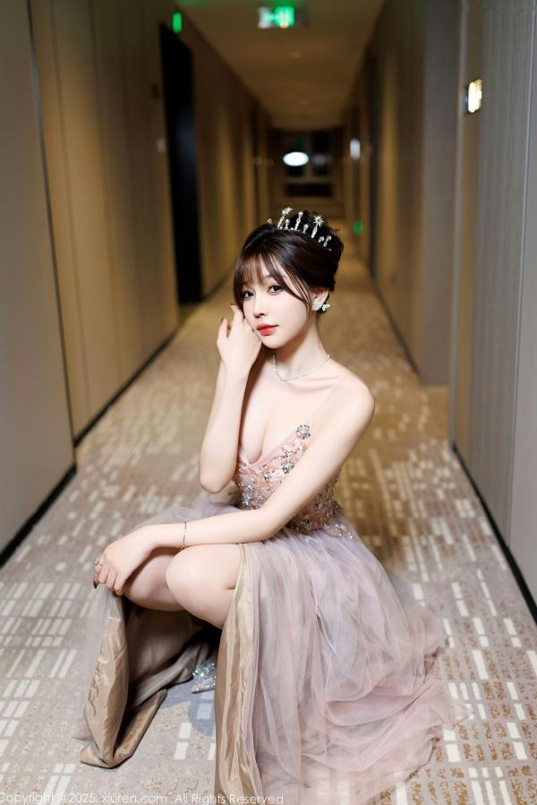    秀人网9699-徐莉芝：绝美礼服与纯白内衣的极致交织，气质长腿与诱惑私房，氛围感写真精选 (2025.01.02)第6张图片