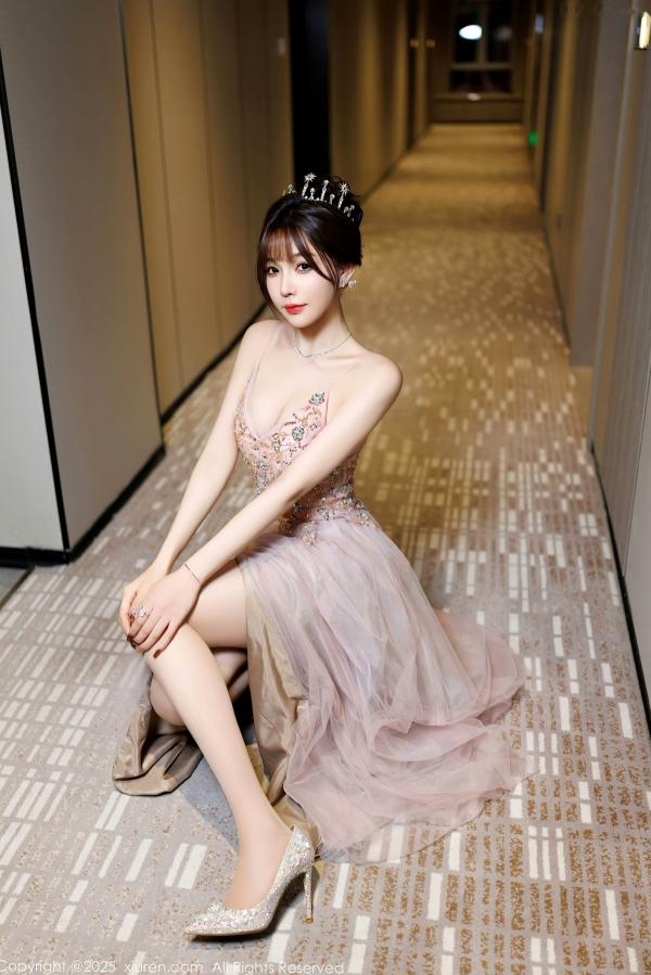    秀人网9699-徐莉芝：绝美礼服与纯白内衣的极致交织，气质长腿与诱惑私房，氛围感写真精选 (2025.01.02)第8张图片
