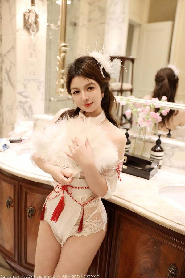    XiuRen秀人网-9698-沈思怡-唯美室内私房，纯白蕾丝古风旗袍极致性感，诱惑丁字裤展现傲人身姿-2025.01.02第4张图片
