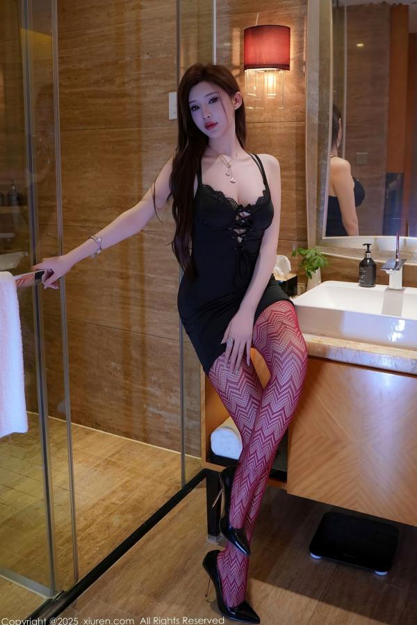 Carol周妍希X 周妍希  XiuRen秀人网-9697-Carol周妍希：魅惑浴室私房，黑裙与红丝的致命诱惑，极致身材尽显御姐魅力（2025.01.02）第28张图片